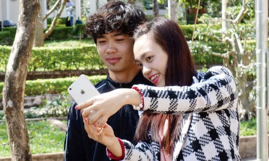 Công Phượng: Từ cậu bé chăn trâu tới 'hot boy' làng bóng Công Phượng "selfie" với bạn