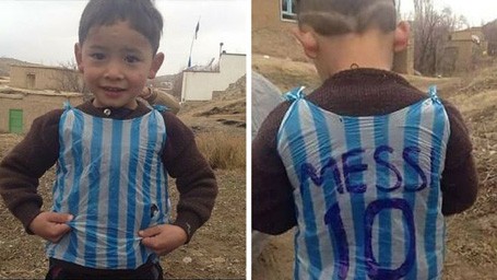 Tới nhà cậu bé lấy túi rác làm áo Messi ở vùng chiến tranh Danh tính cậu bé nghèo được xác định