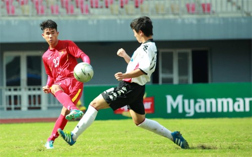 U19 Việt Nam vào chung kết giải giao hữu ở Myanmar U19 Việt Nam (đỏ) chật vật giành một điểm trước đối thủ trẻ hơn. Ảnh: MFF.