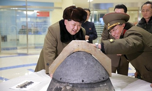 Triều Tiên tuyên bố hoàn thành việc phát triển vũ khí hạt nhân Nhà lãnh đạo Kim Jong-un xem xét một đầu đạn tên lửa của Triều Tiên.