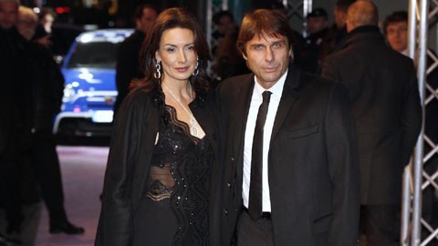 'Quên' quà sinh nhật, HLV Chelsea bị vợ... đấm sưng mắt HLV Antonio Conte và bà xã Elisabetta Muscarello.