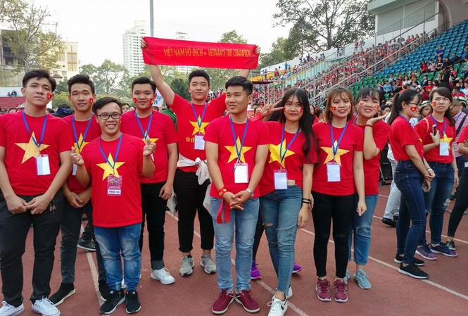 U23 Việt Nam đến sân Thống Nhất giao lưu cùng CĐV CĐV hào hứng chờ đón buổi giao lưu với các tuyển thủ U23 Việt Nam.