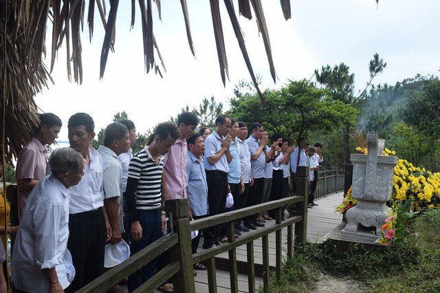 Hàng chục ngàn lượt người viếng mộ Đại tướng Võ Nguyên Giáp dịp 30/4 Rất đông người dân từ mọi miền Tổ quốc về viếng mộ Đại tướng Võ Nguyên Giáp