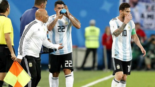 Messi đã ‘lật ghế’ HLV Argentina như thế nào? Sampaoli (áo khoác trắng) và Messi.