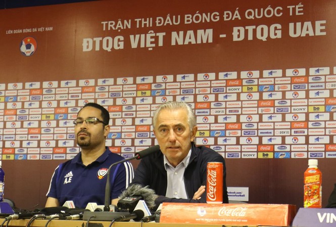 Thua Việt Nam, HLV UAE than trọng tài rút thẻ đỏ nhanh như chớp HLV Bert van Marwijk. Ảnh: Như Ý