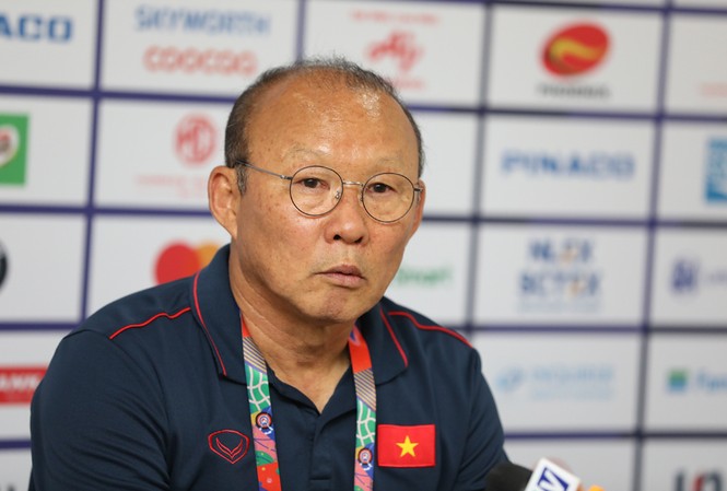Thầy Park khó hiểu với bàn thua đầu tiên U22 Việt Nam ở SEA Games 30 HLV Park Hang Seo. Ảnh: Hữu Phạm