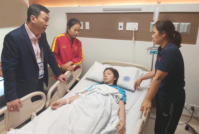Nữ tuyển thủ Việt Nam nhập viện sau 120 phút kịch chiến Thái Lan Nữ tuyển thủ Việt Nam nhập viện sau 120 phút kịch chiến Thái Lan