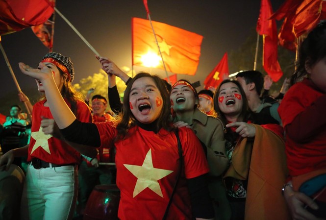 Triệu người xuống đường, phố phường rợp cờ ăn mừng U22 Việt Nam vô địch Triệu người xuống đường, phố phường rợp cờ ăn mừng U22 Việt Nam vô địch