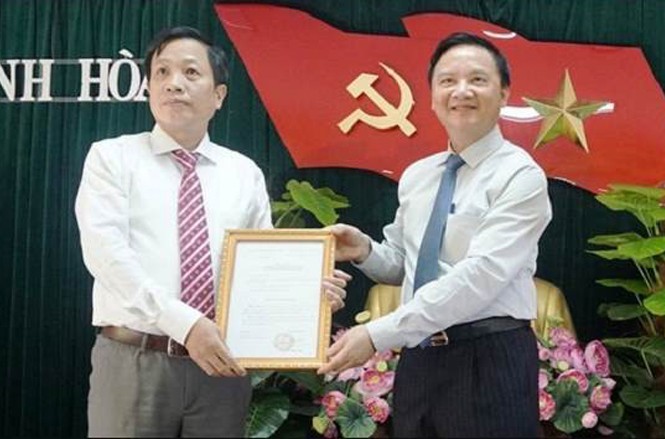Ủy viên Ủy ban Kiểm tra Trung ương làm Phó Bí thư Khánh Hòa Ông Nguyễn Khắc Định - Bí thư Tỉnh ủy Khánh Hòa trao quyết định cho ông Hà Quốc Trị. Ảnh: VOV