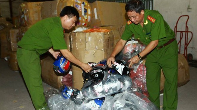 Thu hơn 5.000 mũ bảo hiểm không đạt chuẩn Lực lượng chức năng kiểm tra chất lượng mũ bảo hiểm của các đơn vị không đạt chuẩn