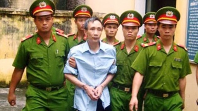 Tuyên hủy hai bản đại án oan đối với ông Hàn Đức Long Bị cáo Hàn Đức Long bị áp tải. Nguồn ảnh: Internet