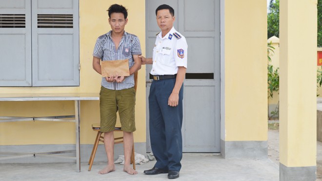 Cảnh sát Biển bắt đối tượng buôn bán ma túy Đối tượng Lương (trái) cùng tang vật liên quan