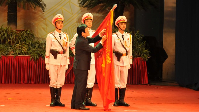 Trao tặng Huân chương Sao vàng lần thứ tư cho lực lượng CAND Chủ tịch nước Trương Tấn Sang trao tặng Huân chương Sao vàng lần thứ tư cho Lực lượng Công an nhân dân Việt Nam. Ảnh: Tuấn Nguyễn