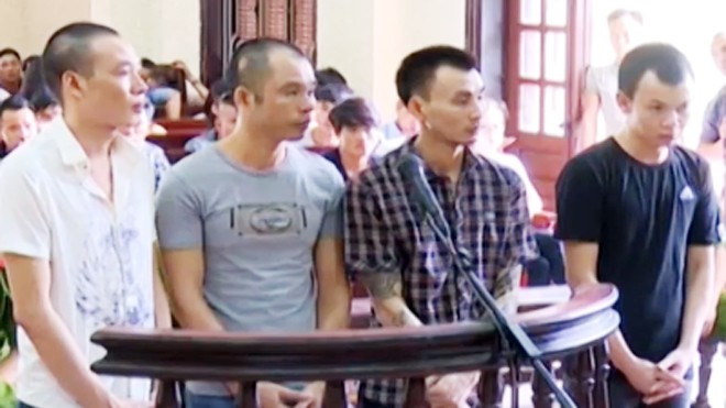 Bị bắt máy bắn cá, trả thù bằng đạn hoa cải Các bị cáo tại phiên xét xử ngày 10/9