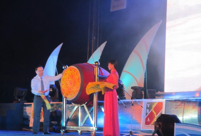 Khai mạc Lễ hội du lịch Sầm Sơn 2014 Ông Mai Văn Ninh - Bí thư Tỉnh ủy Thanh Hóa đánh trống khai hội. Ảnh: Phạm Nhài.