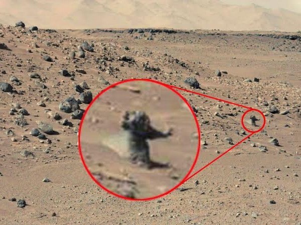 Tàu của NASA chụp được hình ảnh người trên sao Hỏa? "Hình người" trên bề mặt sao Hỏa được tàu Curiosity gửi về Trái Đất. (Nguồn: NASA)