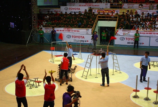 Kết thúc vòng bảng Robocon 2014: Không cân sức Kết thúc vòng bảng Robocon 2014: Không cân sức