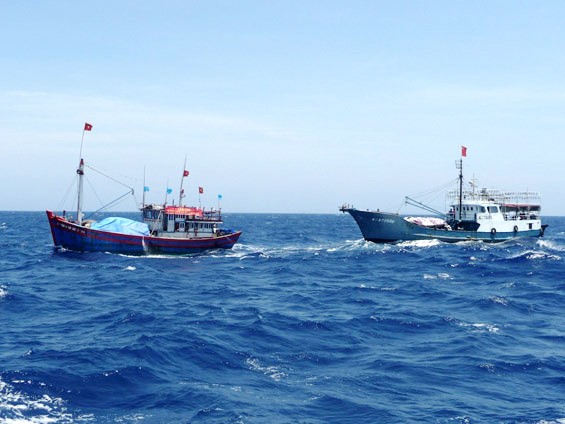 Yêu cầu Trung Quốc chấm dứt hành động vô nhân đạo Tàu sắt Trung Quốc ngang ngược uy hiếp tàu cá Việt nam trên vùng biển Hoàng Sa. Ảnh; Dân Việt.
