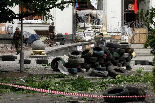 Bản tin 8H: Ukraine tấn công dồn dập, 300 tay súng ly khai thiệt mạng Các tay súng thuộc lực lượng ly khai ở thành phố Luhansk, miền đông Ukraine, đang đứng gác trước một tòa nhà chính quyền địa phương