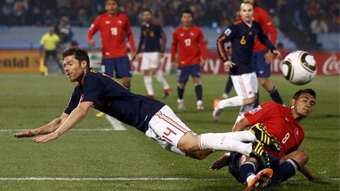 TIN NHANH World Cup sáng 18/6: 'Nhà vua' Tây Ban Nha đang run sợ Xabi Alonso (áo sẫm) và đồng đội sẽ lại vấp ngã?