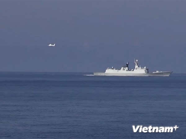 Bản tin 20H: Máy bay Trung Quốc lượn nhiều giờ trên tàu Việt Nam Cận cảnh máy bay và tàu Trung Quốc xâm phạm vùng đặc quyền kinh tế của Việt Nam. (Ảnh: Sơn Bách/Vietnam+)