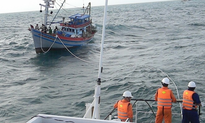 Vật lộn sóng to, gió lớn cứu thành công tàu cá đang chìm Vật lộn sóng to, gió lớn cứu thành công tàu cá đang chìm