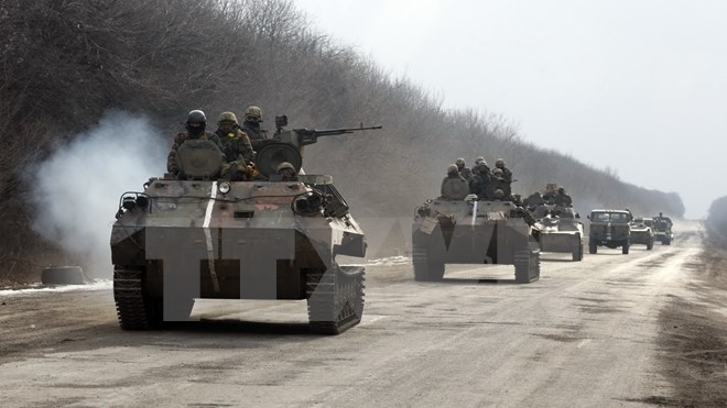 Bản tin 20H: Nhất trí rút vũ khí hạng nặng khỏi Đông Ukraine Binh sỹ Ukraine rút khỏi Debaltsevo ngày 19/2. (Nguồn: AFP/TTXVN)