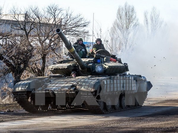 Bản tin 14H: Ukraine sẵn sàng cuộc chiến toàn diện với Nga Xe tăng quân đội Ukraine tại thị trấn Debaltseve, khu vực Donetsk ngày 13/2. (Ảnh: AFP/TTXVN)