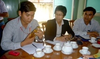 'Tranh luận nóng' vụ chai nước Number One có vật thể lạ Đại diện TNHH TM DV Tân Hiệp Phát đang quan sát chai nước ngọt Number One.