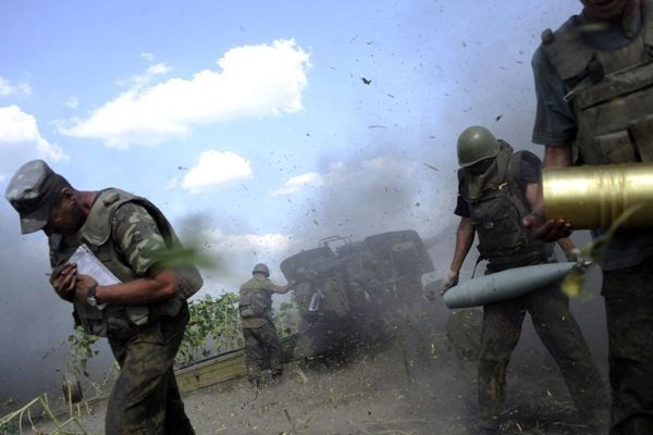 Bản tin 8H: Ukraine pháo kích, ly khai đáp trả bằng tên lửa Một vụ pháo kích Donetsk của quân đội Ukraine. (Ảnh: Reuters)