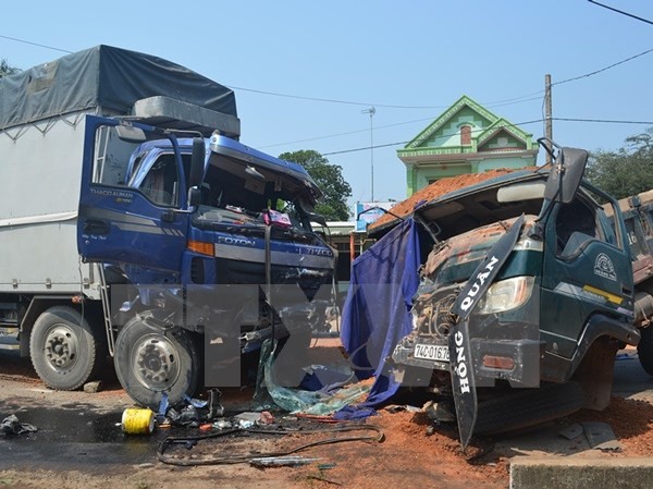 Bản tin 20H: 22 người chết vì tai nạn giao thông trong ngày đầu nghỉ lễ Hiện trường một vụ tai nạn giao thông hai xe tải đấu đầu nhau. (Ảnh: TTXVN)