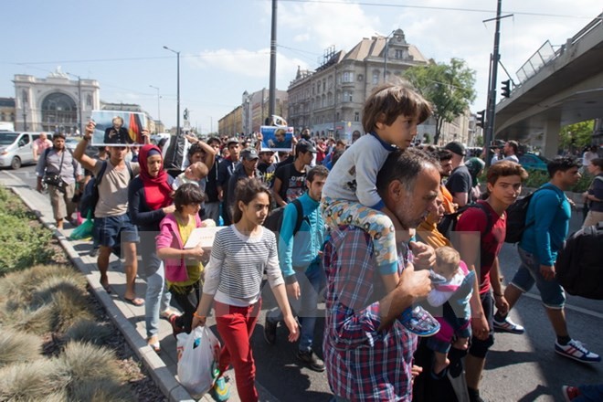 Bản tin 8H: Hungary chấm dứt hỗ trợ người di cư Người di cư đi bộ tới Áo từ nhà ga Keleti ở Budapest, Hungary ngày 4/9. (Nguồn: THX/TTXVN)