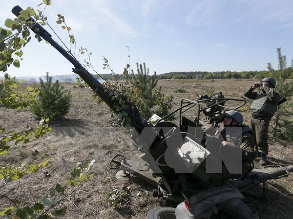 Bản tin 14H: Ukraine bất ngờ tái triển khai vũ khí hạng nặng Binh sỹ Ukraine trong buổi diễn tập quân sự tại vùng Kiev ngày 2/10. (Nguồn: Reuters/TTXVN)
