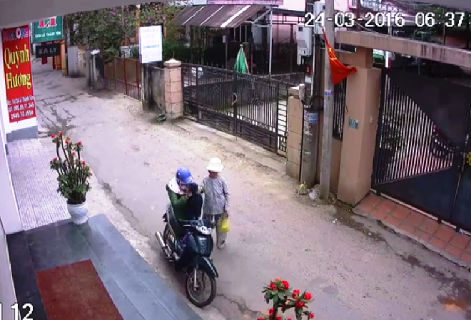Xôn xao clip cụ bà bị “thôi miên” lột sạch tiền giữa đường Người phụ nữ dừng bắt chuyện và thản nhiên lấy chiếc áo khác đen của bà lão bỏ vào giỏ trước của xe máy.