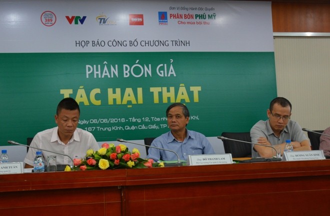 Xử lý hơn 3.000 vụ phân bón giả, kém chất lượng mỗi năm Ông Đỗ Thanh Lam, Phó Cục trưởng Quản lý thị trường -Bộ Công Thương (ở giữa) cho biết, tình trạng phân bón giả, kém chất lượng đang báo động.