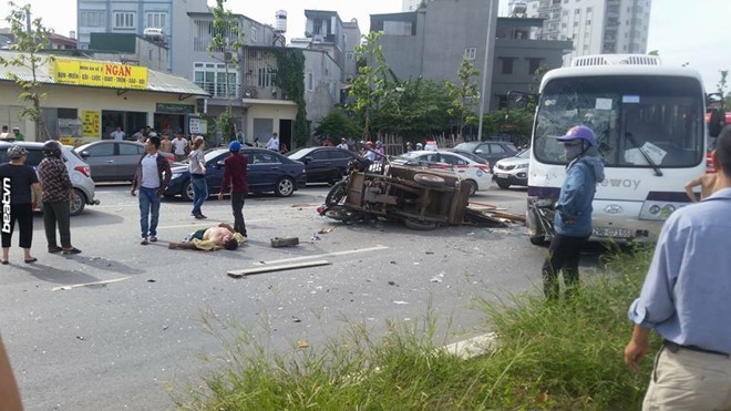 Xe ba gác chạy ngược chiều tông trúng ôtô khách Chiếc xe lam và xe máy đổ chồng lên nhau sau va chạm với xe khách sáng 12/6. Ảnh: Dung Phan/Zing