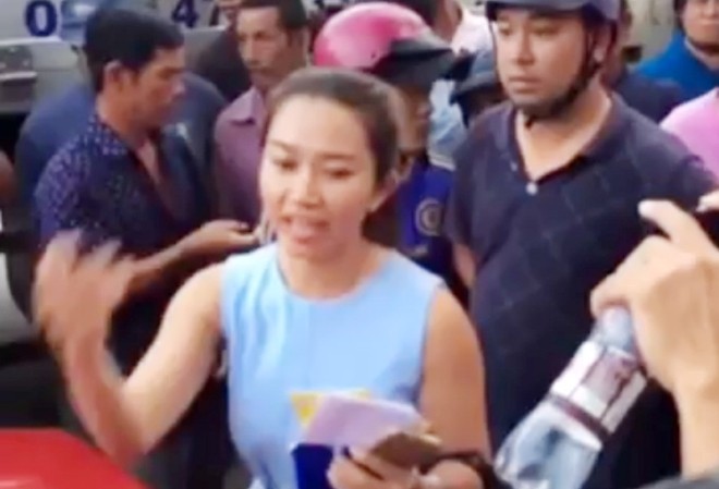 Không xuất trình giấy tờ, hai cô gái bỏ ôtô Ảnh từ clip
