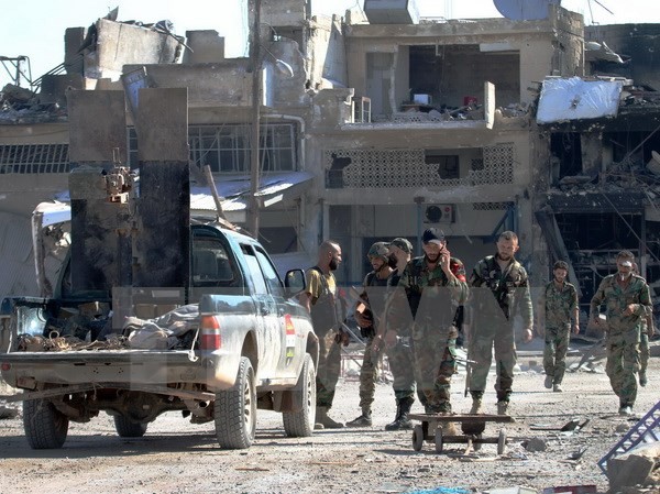 Bản tin 20H: Syria vẫn giao tranh ác liệt bất chấp lệnh ngừng bắn Binh sỹ ủng hộ Chính phủ Syria làm nhiệm vụ tại khu vực Ramussa, ngoại ô Aleppo, Syria ngày 9/9 vừa qua. (Ảnh: AFP/TTXVN)
