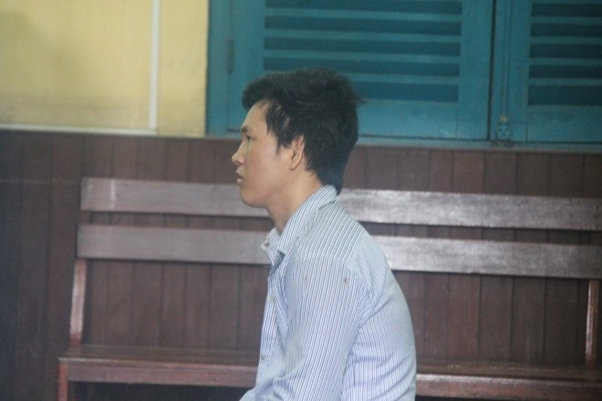 Chụp hình ‘tự sướng’ vợ bạn, người chết kẻ đi tù Được giảm án, Nguyễn Văn Bông mừng rỡ ‘hứa’ ra tù sẽ ‘không dám tự sướng’ nữa. Ảnh: Tân Châu
