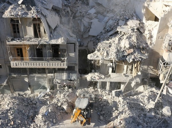 Bản tin 20H: Nga tố phương Tây không tuân thủ nghĩa vụ về Syria Cảnh đổ nát sau cuộc không kích tại khu vực Tariq a-Bab, Aleppo ngày 24/9. (Nguồn: AFP/TTXVN)