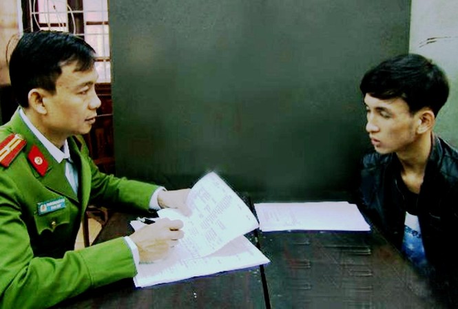 Bắt nhóm thanh thiếu niên “ngày ngủ, đêm đi trộm” Một trong những đối tượng trộm tài sản nhà dân về đêm tại cơ quan công an.