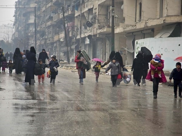 Bản tin 14H: Liên hợp quốc điều tra tội ác chiến tranh tại Syria Người dân Syria sơ tán khỏi các khu vực do quân nổi dậy kiểm soát để đến các khu vực đã được quân Chính phủ giải phóng ở Aleppo ngày 13/12. (Nguồn: AFP/TTXVN)