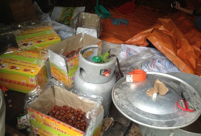 Kinh hãi phát hiện kho mứt bẩn chuẩn bị bán Tết Kinh hãi phát hiện kho mứt bẩn chuẩn bị bán Tết