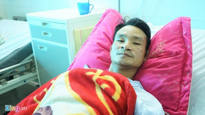 Nỗi đau đớn của nam thanh niên bị đâm khi cứu người gặp nạn Anh Sơn đang nằm điều trị tại bệnh viện Đa khoa tỉnh Bắc Ninh. Ảnh: Chương Như.