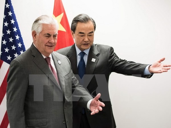 Bản tin 14H: Mỹ và Trung Quốc hy vọng thúc đẩy quan hệ kinh tế cân bằng Ngoại trưởng Mỹ Rex Tillerson (trái) và Bộ trưởng Ngoại giao Trung Quốc Vương Nghị (phải) trước cuộc hội đàm tại Bonn ngày 17/2. (Nguồn: AFP/TTXVN)
