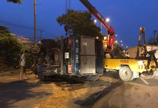 Xe tải lật nhào sau cú tông dải phân cách, quốc lộ 1A kẹt cứng Hiện trường tai nạn.