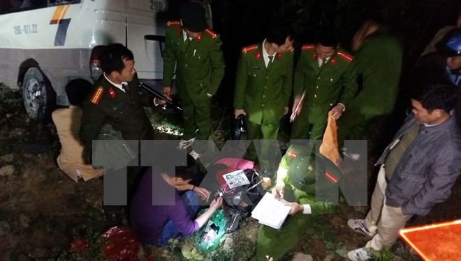 Bản tin 15H: Xe khách lao xuống vực tại Lào Cai do lỗi tài xế Lực lượng chức năng tỉnh Lào Cai khám nghiệm hiện trường và điều tra nguyên nhân vụ tai nạn. (Ảnh: Hương Thu/TTXVN)