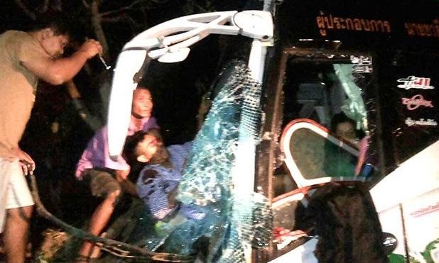 5 vụ tai nạn xe buýt trong 1 tuần ở Thái Lan, 11 người chết Hiện trường tai nạn ở ngã tư Yang Talat sáng 9/3.