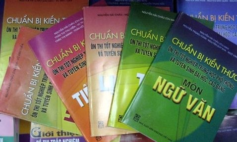 Cấm cắt xén chương trình, ép học sinh mua tài liệu tham khảo Ảnh minh họa.