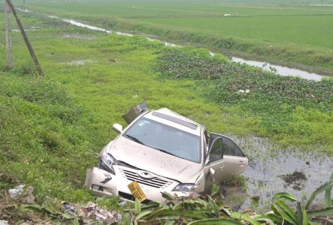 Ô tô biển Lào chở 4 người bị tàu húc bay xuống ruộng Chiếc xe mang biển Lào bị tàu đâm, hất văng xuống ruộng cạnh đường sắt.